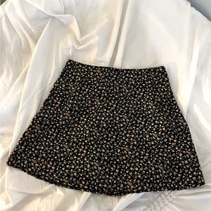 Princess Polly mini skirt size 6 black with floral pattern zip